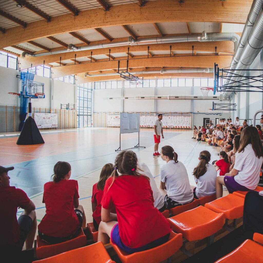 Wykład na sali gimnastycznej