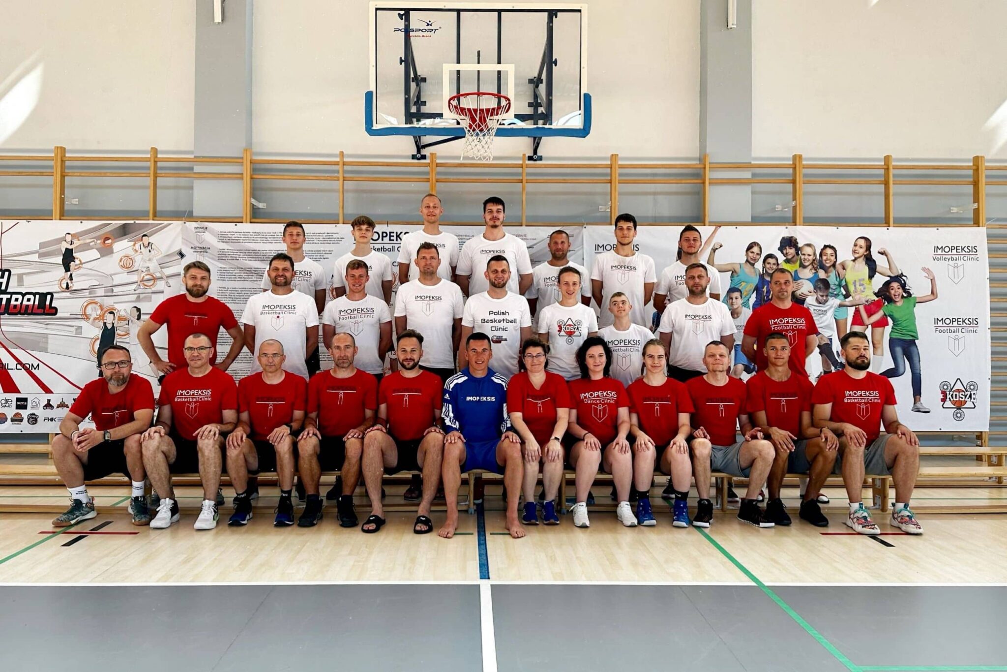 Trenerzy ustawieni w rzędzie