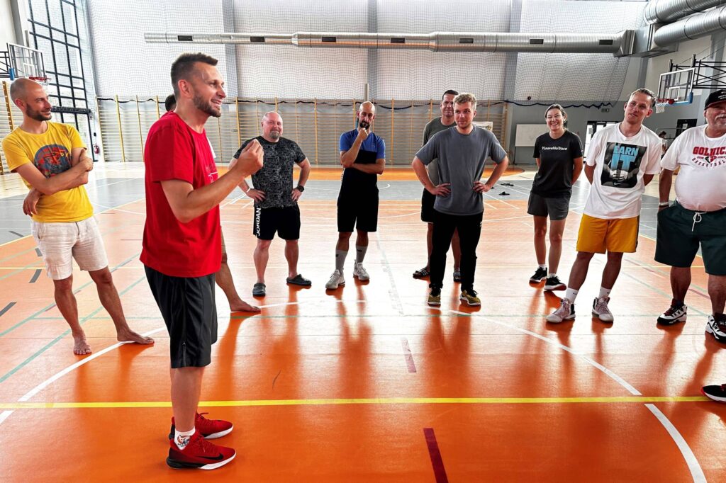 Trenerzy stojący w kółku