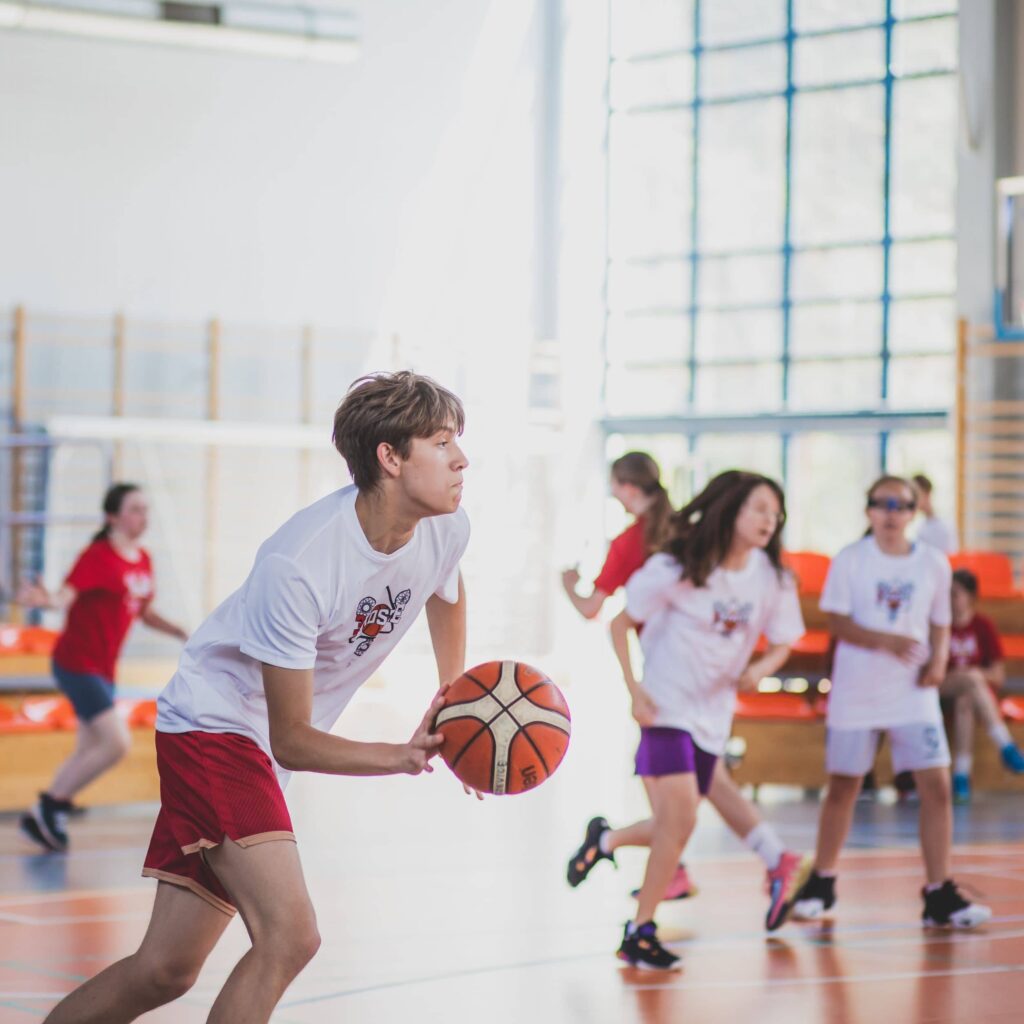 Chłopak wyprowadza akcję ofensywną